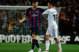 Robert Lewandowski y Dani Ceballos discuten en el clásico Barcelona vs Real Madrid