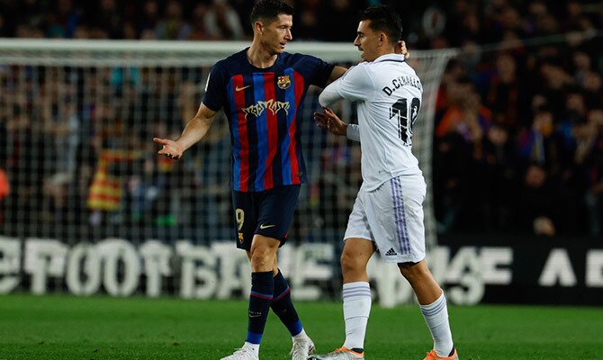 Robert Lewandowski y Dani Ceballos discuten en el clásico Barcelona vs Real Madrid