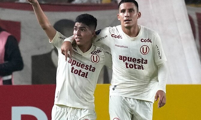 Piero Quispe y Alex Valera celebran un gol de Universitario en la Sudamericana 2023