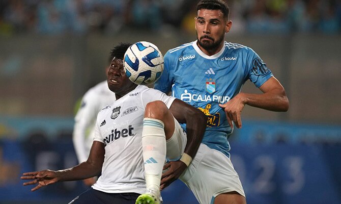 Ignacio Da Silva de Sporting Cristal lucha la pelota con Alejandro Cabeza de Emelec