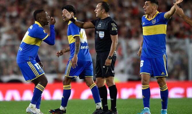 Luis Advíncula y otros jugadores de Boca Juniors reclaman al juez central