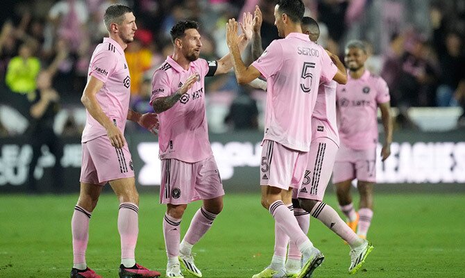 Lionel Messi celebra con Sergio Busquets el gol del triunfo en su debut con Inter Miami