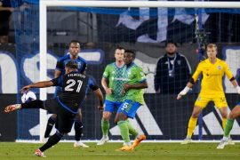 Miguel Trauco remata para anotar un gol con San Jose Earthquakes en la MLS