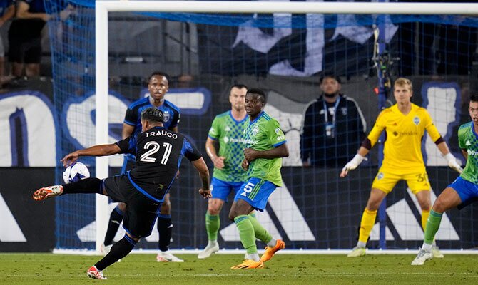 Miguel Trauco remata para anotar un gol con San Jose Earthquakes en la MLS
