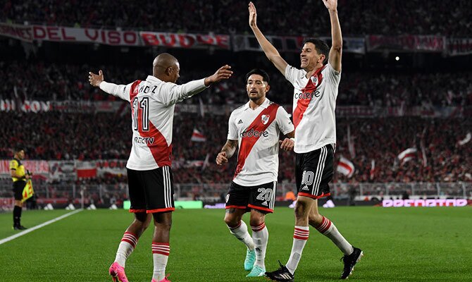 Nicolas De la Cruz y Milton Casco festejan un gol de River en el Monumental