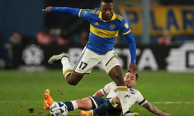 Luis Adíncula de Boca Juniors contra Nacional en la Libertadores