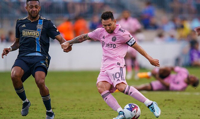 Lionel Messi de Inter Miami saca un remate ante Philadelphia en Leagues Cup