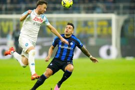 Lautaro Martínez del Inter ante Amir Rrahmani del Napoli