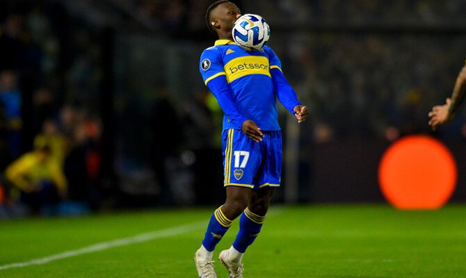 El peruano Luis Advíncula de Boca Juniors en partido de Libertadores