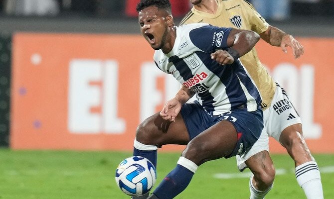 Aldair Rodriguez de Alianza Lima en partido de Copa Libertadores