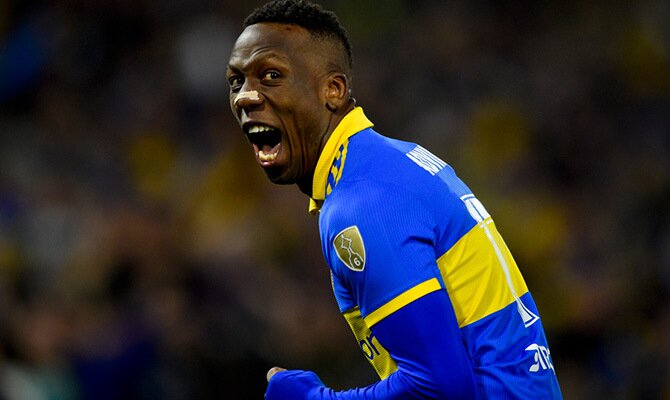 Luis Advíncula celebra un gol de Boca Juniors en la Libertadores 2023