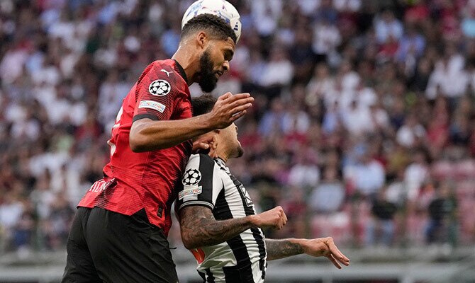 Ruben Loftus-Cheek del Milan en partido contra el Newcastle