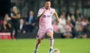 Lionel Messi conduce el balon en partido del Inter Miami en la MLS