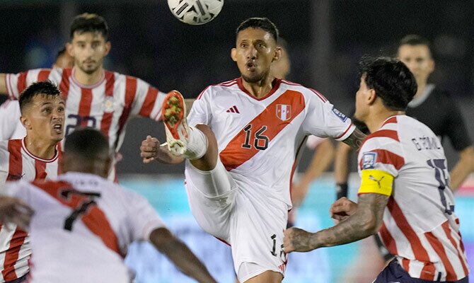 Christofer Gonzáles en el partido de Peru ante Paraguay por Eliminatorias