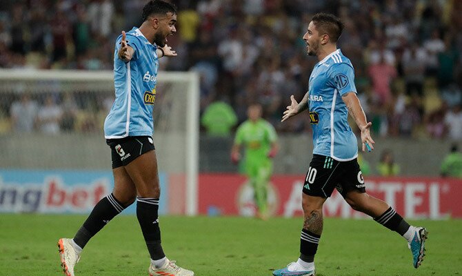 Brenner Varanda y Alejandro Hohberg festejan un gol de Sporting Cristal