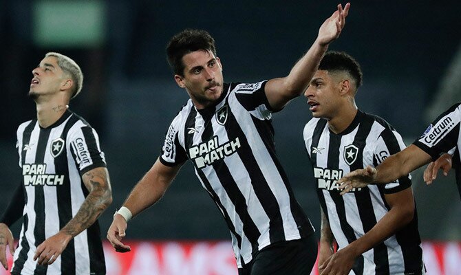El mediocampista Gabriel Pires festeja un gol de Botafogo