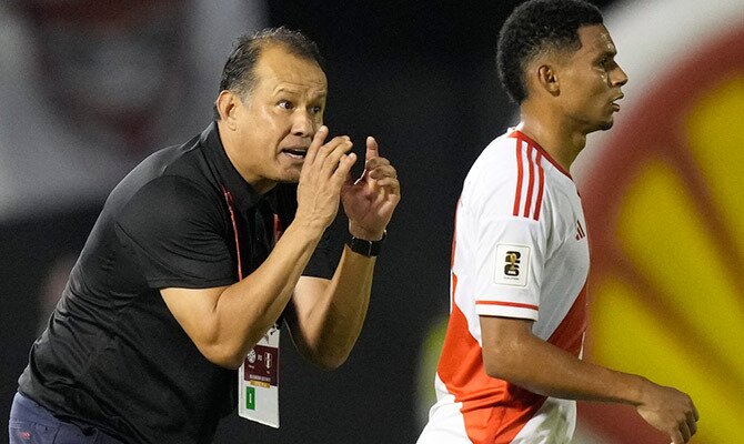 Juan Reynoso gira instrucciones a Marcos Lopez en partido de la Selección Peruana