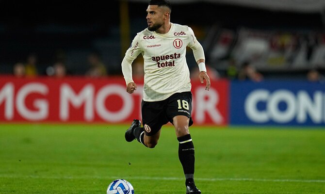 Rodrigo Ureña de Universitario en partido de Copa Sudamericana