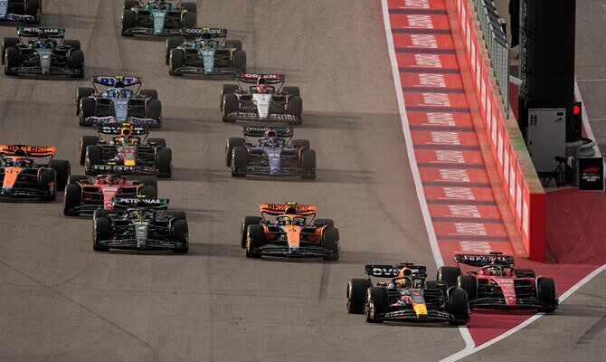 Max Verstappen superando a Charles Leclerc en el Circuito de las Américas