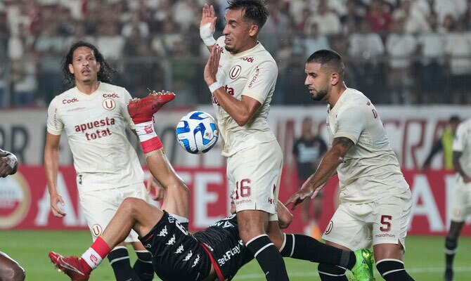 Martin Perez Guedes de Universitario busca el balon en partido de Copa Sudamericana