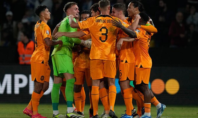 Jugadores de Paises Bajos festejan un gol en partido contra Grecia