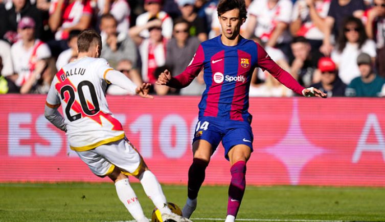 Joao Felix del Barcelona busca el balon en partido ante el Rayo Vallecano
