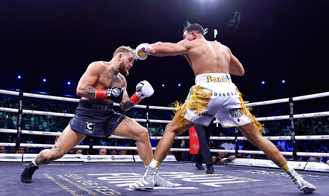 Jake Paul en acción en su combate contra Tommy Fury en Arabia Saudita