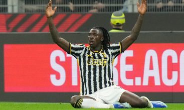 Moise Kean de Juventus reclama una falta en partido contra el Milan