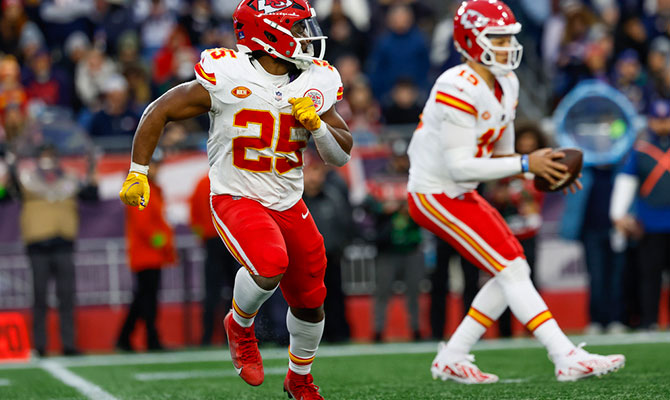 Clyde Edwards-Helaire y Patrick Mahomes de los Chiefs en partido de la NFL