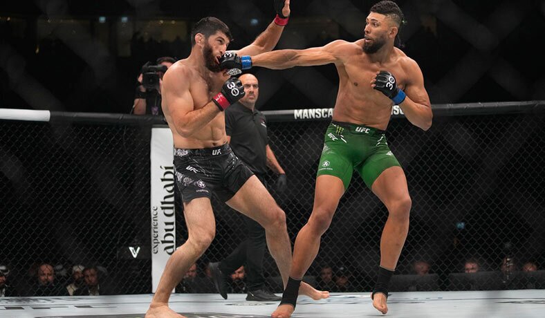 Magomed Ankalaev ante Johnny Walker en un evento de UFC en Emiratos