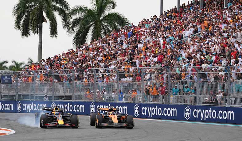 Oscar Piastri y Max Verstapenn en una curva del GP Miami