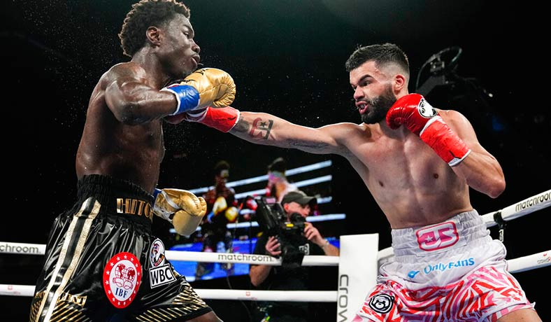 Richardson Hitchins en combate contra John Bauza