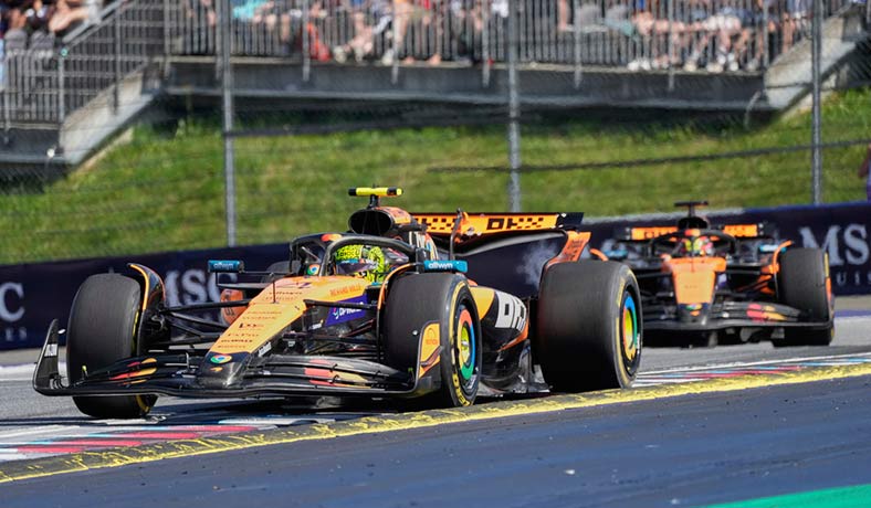Lando Norris delante de Oscar Piastri en el Gp de Austria