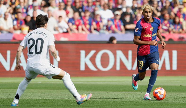 Lamine Yamal de Barcelona ante Fran Garcia de Real Madrid