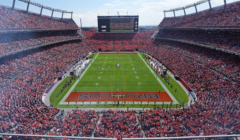 Panorámica de Empower Field en juego de Denver Broncos