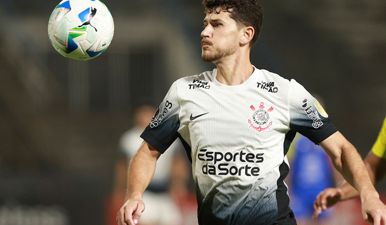 Joao Pedro Tchoca de Corinthians en partido de Copa Sudamericana