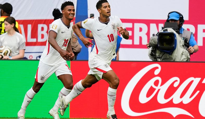 Jude Bellingham y Ollie Watkins festejan un gol de Inglaterra