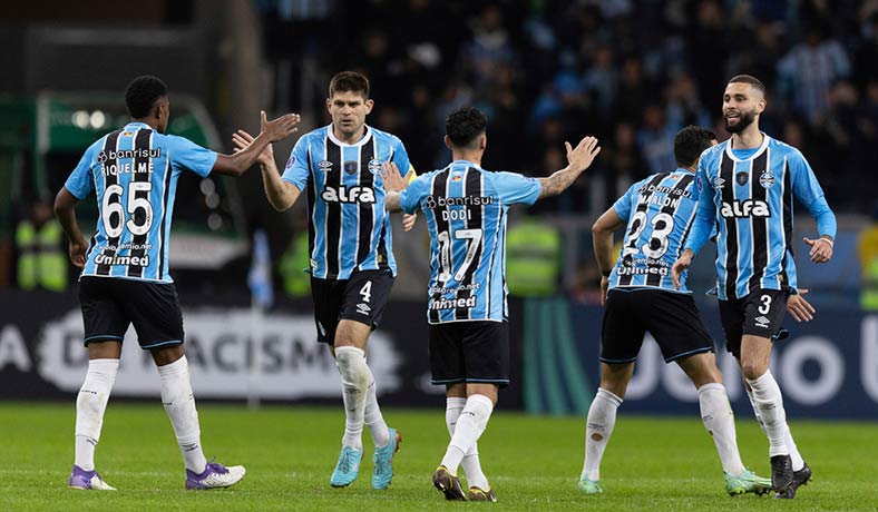 Jugadores de Gremio festejan un gol contra Alianza Lima