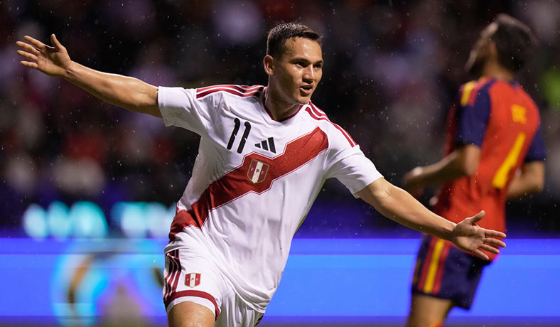 Jairo Velez celebra un gol de Peru ante España en amistoso