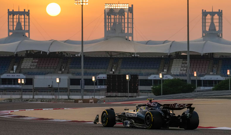 Lewis Hamilton recorre el circuito en una prueba del GP de Bahrein 2024