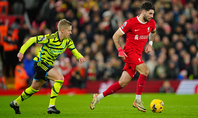Dominik Szoboszlai del Liverpool ante Oleksandr Zinchenko del Arsenal