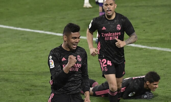 Casemiro celebra un gol, una imagen clave para las cuotas del Atalanta vs Real Madrid de Champions League