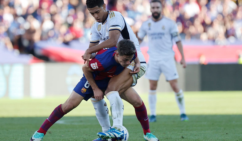 Gavi del Barcelona ante la marca de Jude Bellingham del Real Madrid