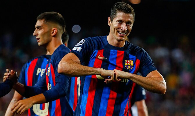 Robert Lewandowski celebra uno de sus goles en el inicio de la Champions