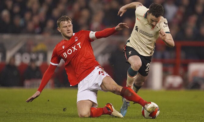 Diogo Jota del Liverpool intenta escapar de su marcador