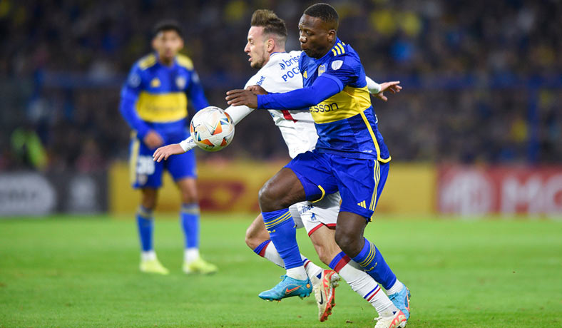 Luis Advincula en partido de Boca Juniors por Copa Sudamericana
