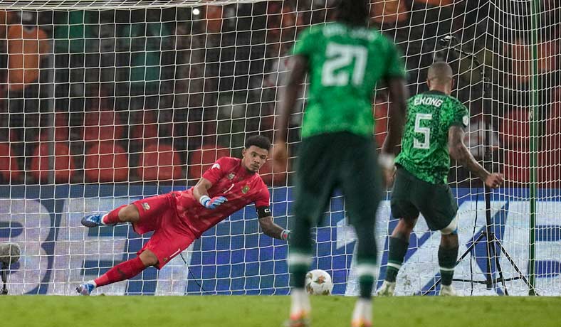 Troost-Ekong de Nigeria anota ante Sudáfrica en semifinales de AFCON