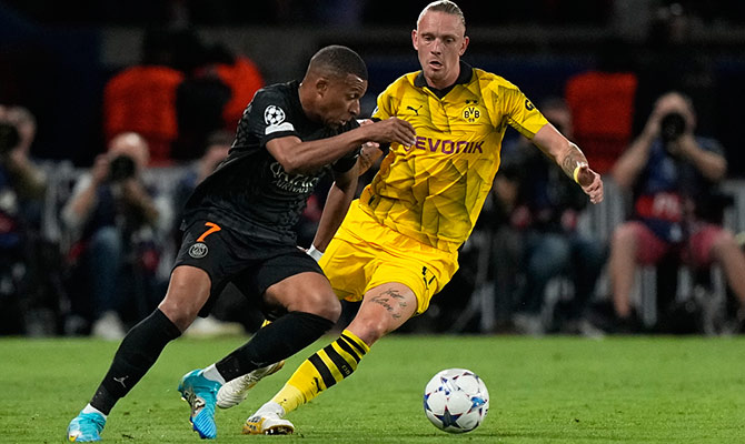 Kylian Mbappe del PSG ante la marca de Marius Wolf del Dortmund