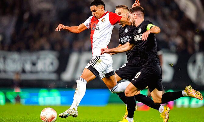 Marcos Lopez conduce el balon en partido del Feyenoord