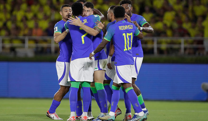 Jugadores de Brasil festejan un gol de Gabriel Martinello